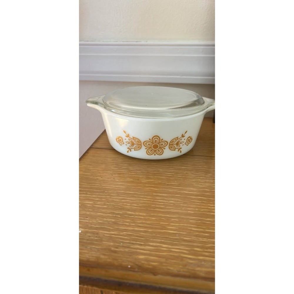 Pyrex Butterfly Gold 1 1/2 pint casserole dish with glass lid